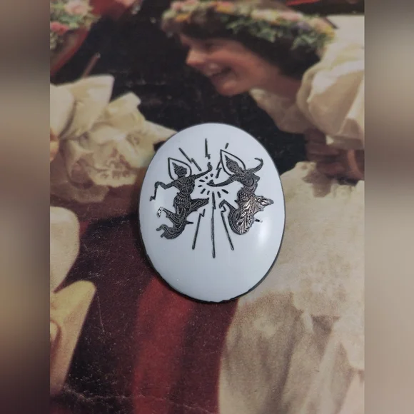 White and Sterling Silver Brooch - Picture 9 of 9